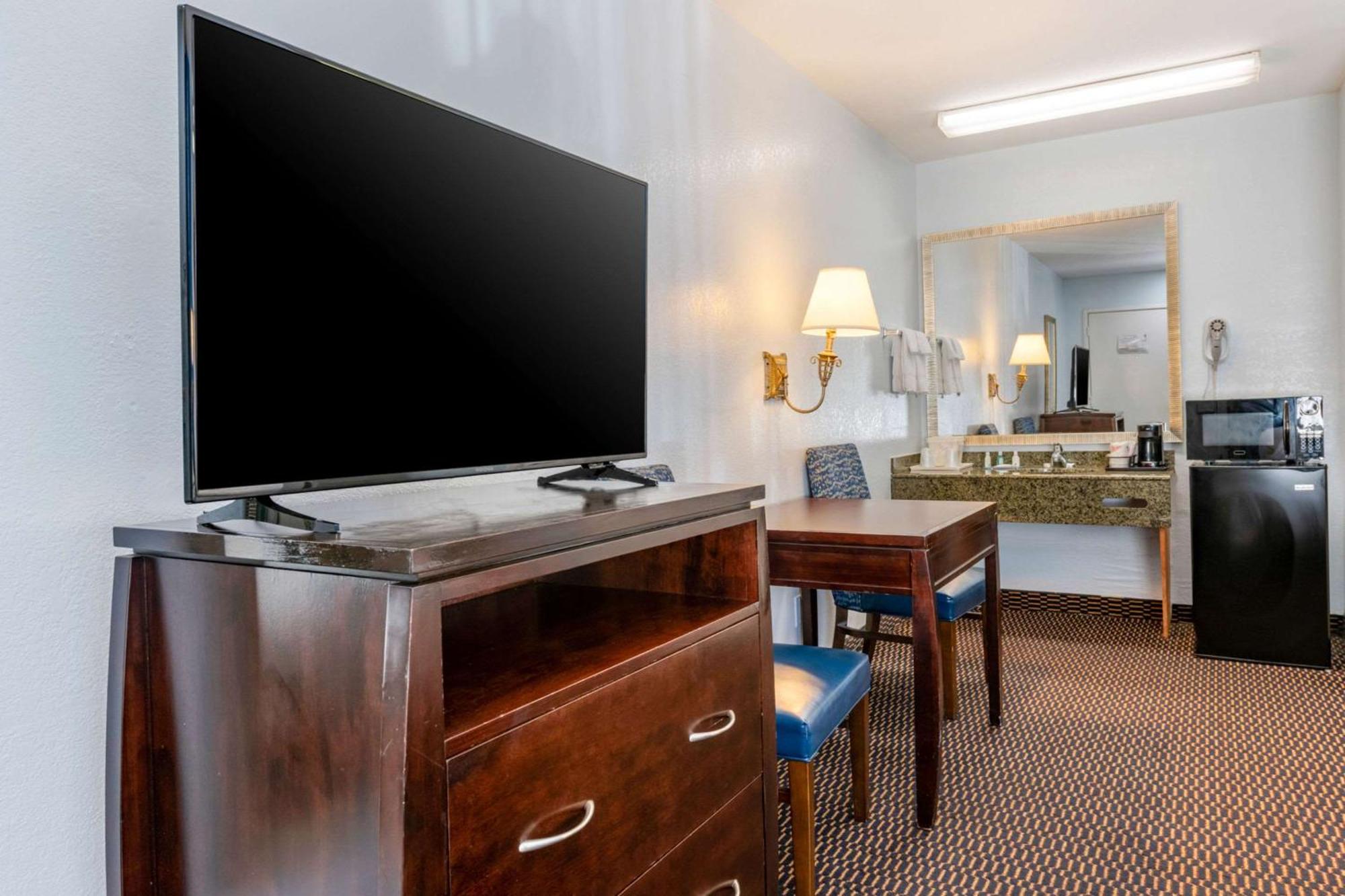 Inn Quality North Near Lido Key Beach 2*