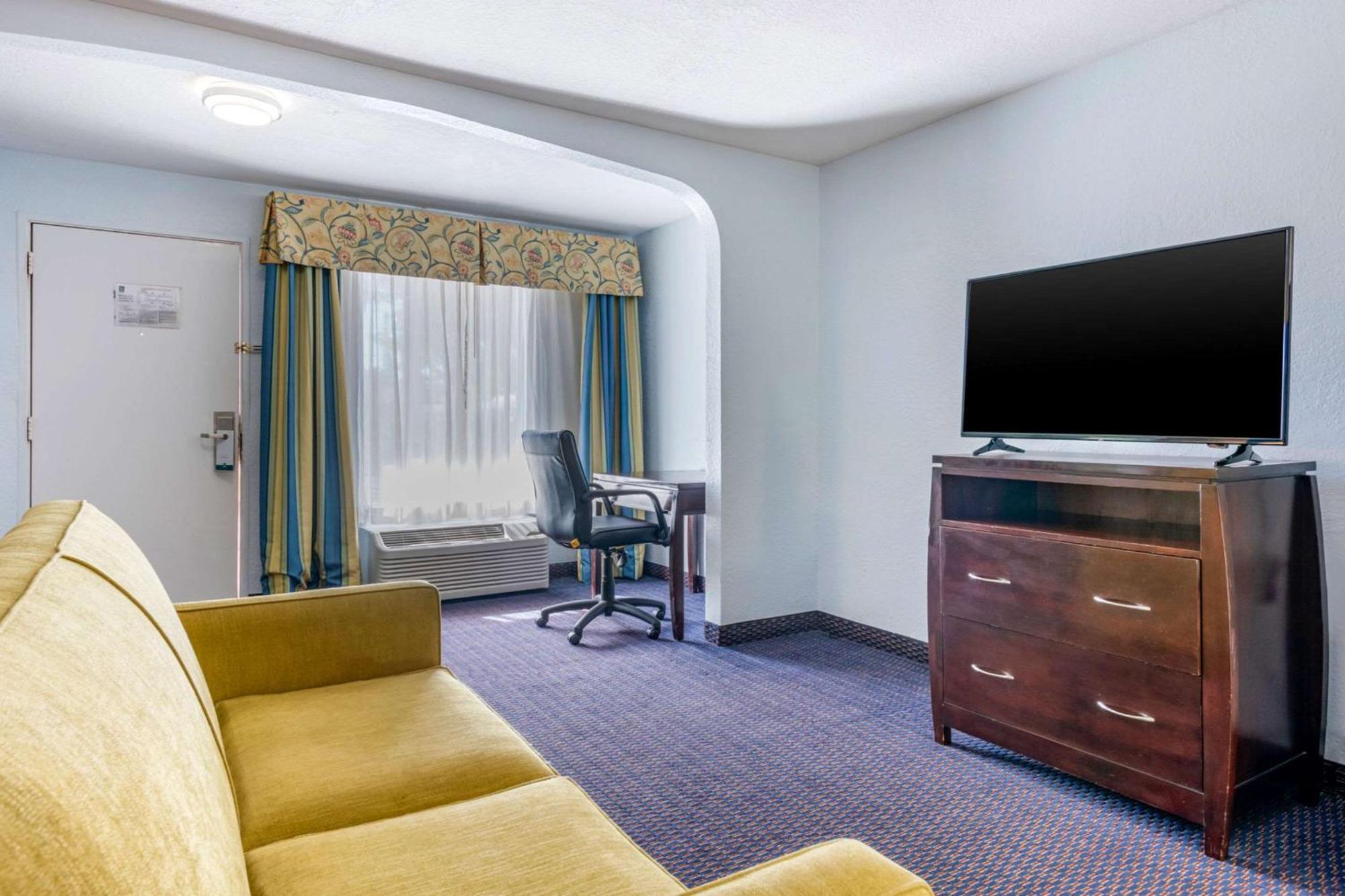 Inn Quality North Near Lido Key Beach 2*