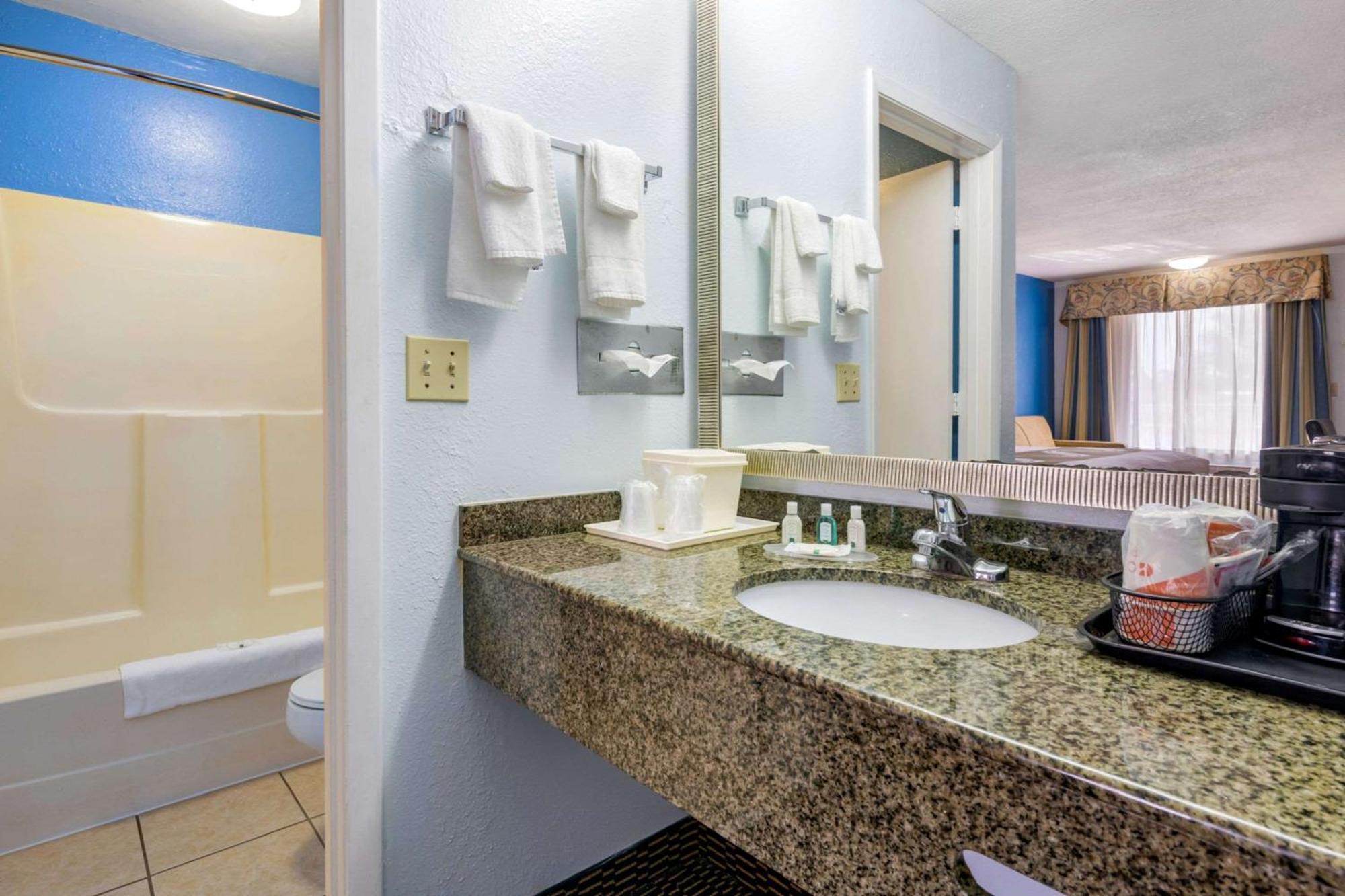Quality North Near Lido Key Beach 2*